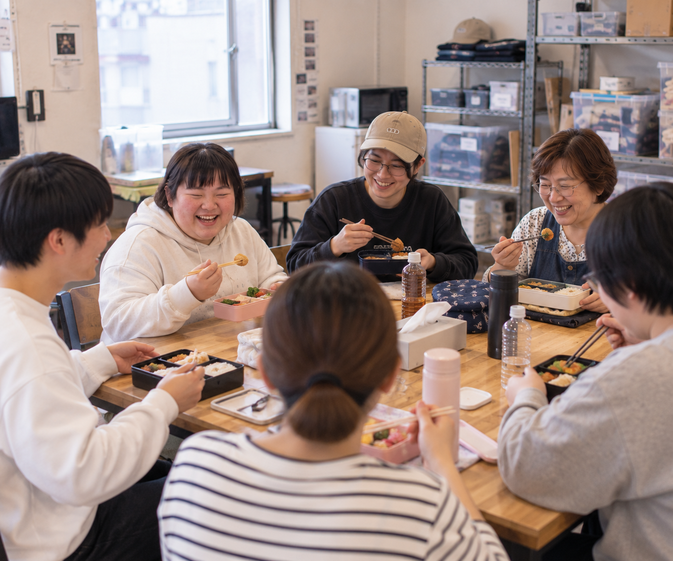 GLOW WORKS 生野で、利用者とスタッフが休憩時間にテーブルを囲んでいる実際の様子。